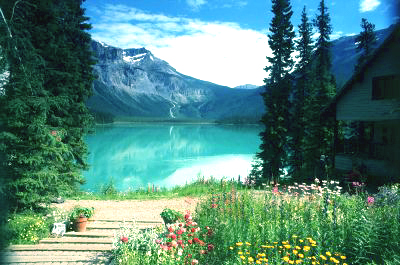 Озеро около замка Emerald_beautiful_summer_day2